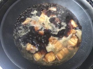 10、鲍鱼红烧肉,加开水适量,这个水量根据自己的火力大小来加,