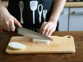 2、香脆馒头片,2.将馒头切成大小均匀的小条。