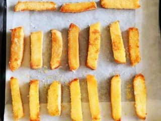 4、香脆馒头片,4.撒上白砂糖，放入烤箱，180°烤20分钟，拿出翻个面，180°再烤十分钟后就可拿出。