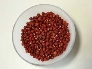 3、自制红豆沙,冷冻的红豆，拿出来里面有着一层白白的霜~我个人比较喜欢用冷冻的，感觉颜色更能保持，速度也比较快