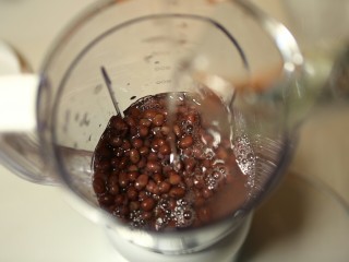 9、自制红豆沙,加少量清水，以漫过豆子为准，水太多制豆沙时更费时，味道也没有那么好
