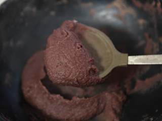 13、自制红豆沙,炒至糊状，红豆沙馅就做好了