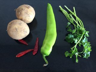 1、灯影土豆丝,准备食材：土豆、青椒、香菜、干红椒