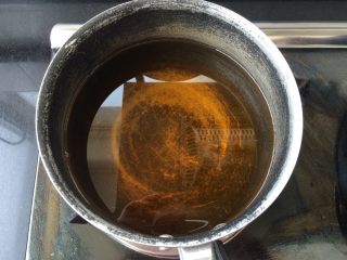 5、灯影土豆丝,奶锅内放油