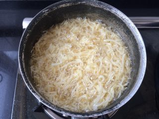 7、灯影土豆丝,耐心炸制，水分慢慢消失，泡泡变少了