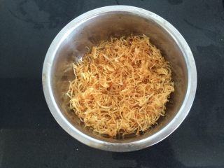 8、灯影土豆丝,用筷子扒拉感觉到土豆丝已炸出水分，有刷刷声时，就可以捞出了