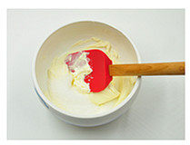 1、十五分钟快手“乳酪蛋糕”,奶油奶酪隔水加温或微波软化后加入细砂糖A拌匀