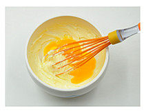 2、十五分钟快手“乳酪蛋糕”,加入2只蛋黄搅拌顺滑