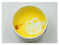 3、十五分钟快手“乳酪蛋糕”,加入淡奶油和香草精（或香草籽）搅拌均匀