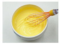 5、十五分钟快手“乳酪蛋糕”,将30克细砂糖分2次加入蛋白中以中低速打发至滴落的纹路不易消失的状态