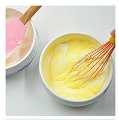 6、十五分钟快手“乳酪蛋糕”,分2次把打发的蛋白霜与面糊混合均匀，先用手抽，后用刮刀翻拌至顺滑有光泽