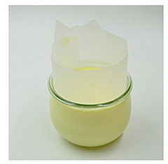 7、十五分钟快手“乳酪蛋糕”,完成的面糊倒入耐高温玻璃罐，用一条宽约5CM的油纸围在容器口，防止面糊膨胀过程中溢出