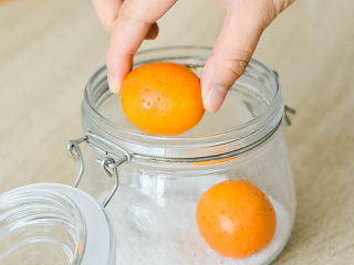 4、能治嗓子疼的咸金橘,把扎满小洞的金桔，放进去。