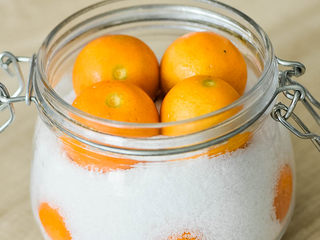 6、能治嗓子疼的咸金橘,继续放金桔。