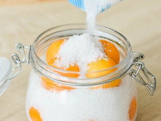 7、能治嗓子疼的咸金橘,继续放一层盐，盖住。