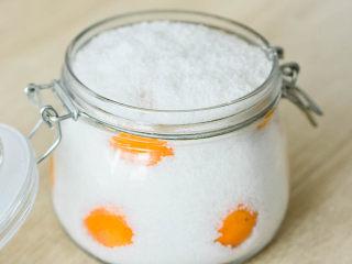 8、能治嗓子疼的咸金橘,盖上盖子，放在阴凉处，就可以了。