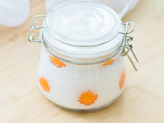 9、能治嗓子疼的咸金橘,让它和时间一起沉淀了，再拿出来，已是不同凡响了。