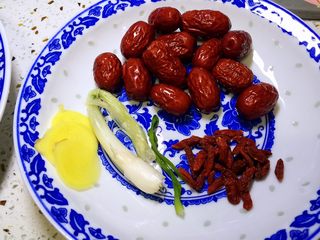 2、红枣枸杞乳鸽汤,准备配料