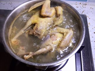 3、红枣枸杞乳鸽汤,乳鸽凉水下锅，焯水去血沫