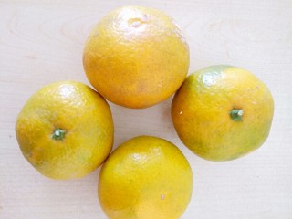 1、橘子罐头,新鲜采摘的橘子四个，要是人多一点就多加几个。