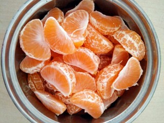 3、橘子罐头,把每一个橘子都剥好皮，把肉都取出来