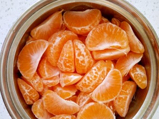 4、橘子罐头,把多余的筋膜去掉，因为这个煮出来的时候会很苦的，再用水龙头冲洗干净