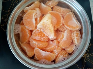 6、橘子罐头,放上黄冰糖大火煮开