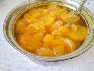 8、橘子罐头,小火煮至20分钟左右就可以了，煮好的橘子已经消气了