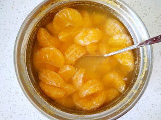 9、橘子罐头,关火后加入适量白糖搅拌均匀。