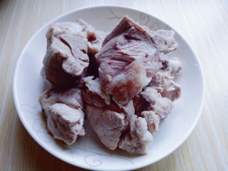 4、#一碗汤##滋补润燥#山药玉米小排汤,焯水的小排冲洗后很干净。(这个步骤最好不要省略,这样烧出来的汤味道很好)