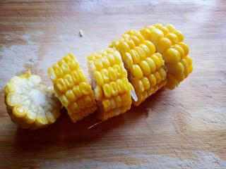 7、#一碗汤##滋补润燥#山药玉米小排汤,玉米洗干净,切片,不要太厚。