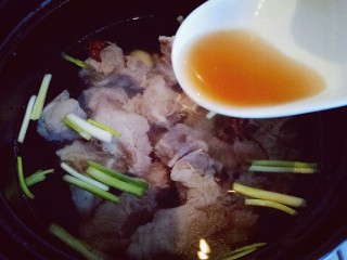 12、#一碗汤##滋补润燥#山药玉米小排汤,加入料酒,大火烧开,转小火慢炖25分钟。