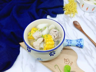 17、#一碗汤##滋补润燥#山药玉米小排汤,装入汤碗中。