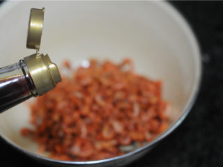 2、虾饼,虾洗干净，炒熟，加入少许料酒拌匀