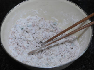 3、虾饼,将面粉加进去，用筷子拌匀