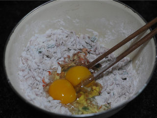 4、虾饼,加入鸡蛋，拌成糊糊