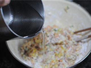 5、虾饼,加入水