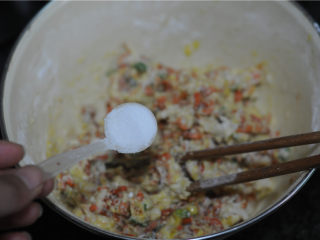 6、虾饼,加热少许盐