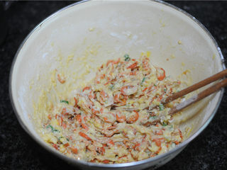 7、虾饼,拌至无干粉状态