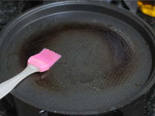 8、虾饼,电饼铛刷上油