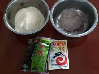 1、熊猫豆沙包,准备主要食材：白面粉、黑米面、豆沙馅、酵母（白糖和泡打粉忘记拍了）