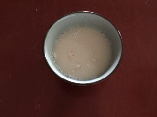 2、熊猫豆沙包,酵母用温水化开