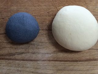 3、熊猫豆沙包,白面、白面加黑米面分别和成两个面团，盖上醒发，中途每十分钟揉一次，让面团更加光滑