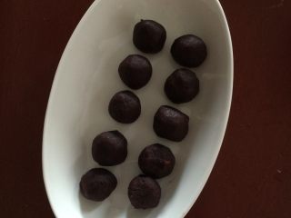 4、熊猫豆沙包,把豆沙馅团成圆形