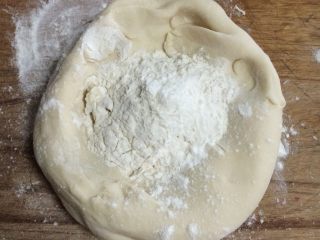 5、熊猫豆沙包,醒发好的面团做成一个碗状，里面放干面粉