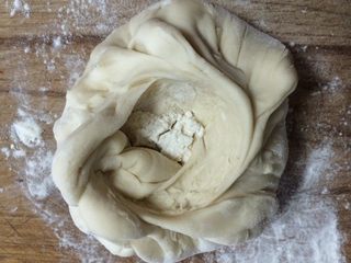 6、熊猫豆沙包,像包包子一样把干粉包住，并按揉融合
