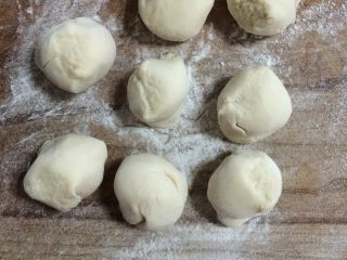 7、熊猫豆沙包,做成大小相等的剂子