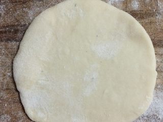 8、熊猫豆沙包,擀成面皮，不用太薄