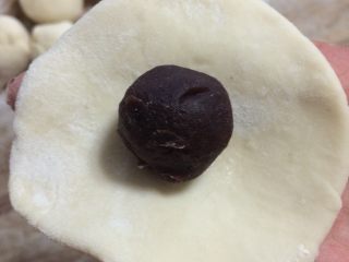 9、熊猫豆沙包,把豆沙馅放在面皮上