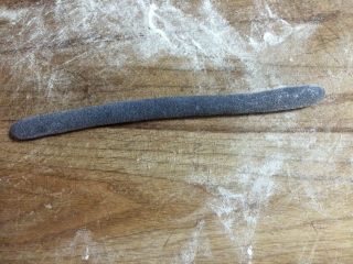 11、熊猫豆沙包,取一块黑面团揉成细长条